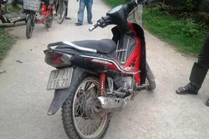 2 kẻ trộm chó chém người truy đuổi, cướp cả xe