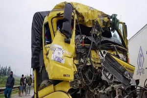 Xe đầu kéo tông nát cabin xe tải trên quốc lộ