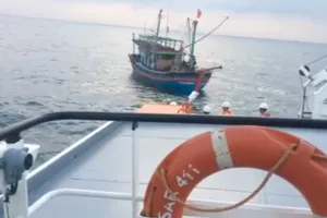 Tàu SAR 411 cứu 9 ngư dân gặp nạn trên biển ở Nghệ An