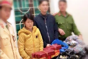 Cô gái chở pháo Tết đi bán bị bắt ở Nghệ An