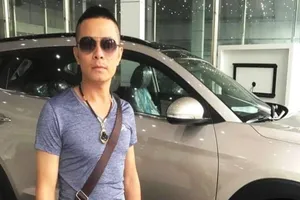 Dùng xe hơi khóa đầu taxi bắt kẻ ôm 5 bánh heroin