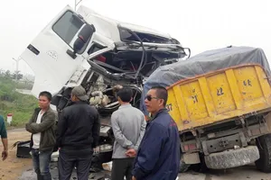 2 xe tải tông nhau ở chân cầu vượt, 2 người bị thương