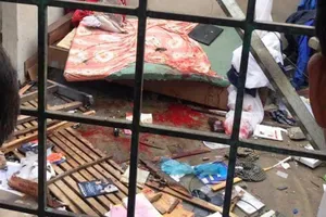 Nổ lớn 'bay' mái nhà, 1 người bị thương nặng