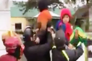 Thót tim với cảnh 'chuyền' học sinh qua tường rào