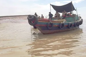 Loại nhà thầu trục vớt tàu VTB 26 lật úp trên biển 