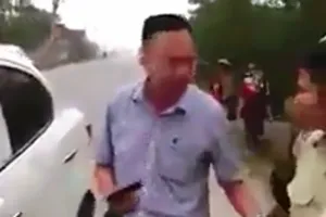 Tài xế xe hơi rút súng ngắn dọa bắn dân sau va chạm