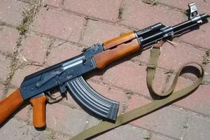 Ẩu đả, rút súng AK bắn 'thị uy'