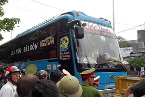 Tịch thu 242 kg vỏ đạn trên xe khách cố thủ tắc đường