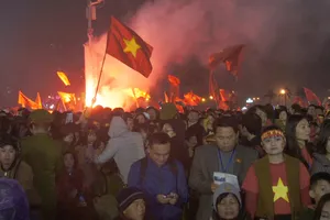 Cầu thủ U23 VN được đưa ra bằng cửa sau vì dân quá đông