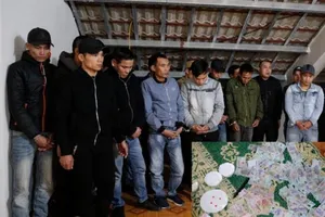 19 con bạc sát phạt nhau trên mái nhà bị bắt giữ