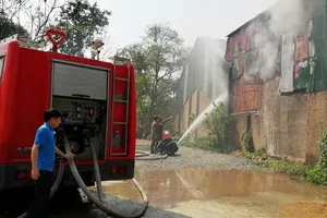 Cháy xưởng gỗ, hàng chục cảnh sát lao vào dập lửa