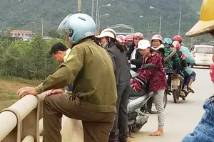 Cứu người đàn ông hai lần nhảy cầu tự tử mùng 4 Tết