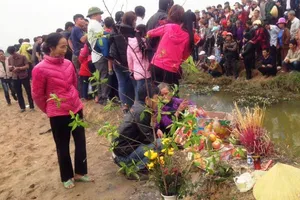 Người dân mê tín kéo nhau đi xem “cá thần” nổi lên