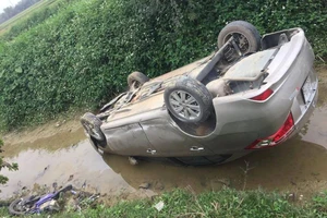 Mẹ bị ô tô tông, hai trẻ mồ côi