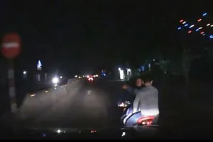 Truy tìm nhóm thanh niên chở 3 đánh võng, vu vạ xe hơi 