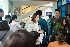 Người dân xứ Nghệ xếp hàng làm hộ chiếu