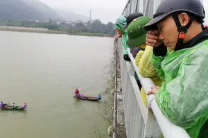 Cụ ông để lại khoản tiền, mảnh giấy rồi ra sông tự tử