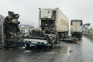 Cabin container rơi xuống đường sau cú đâm vào ô tô tải