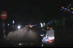 Sẽ đối chất tài xế xe hơi và 3 thanh niên đánh võng 