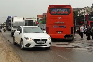 Ách tắc quốc lộ 1A kéo dài vì 2 vụ tai nạn liên tiếp