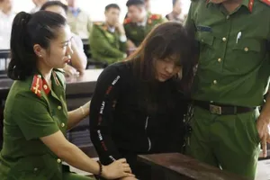 Nữ bị cáo xinh đẹp ngã khụy khi bị phạt 13 năm tù 