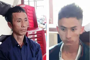 Hai cha con mang 5 bánh heroin, 2 kg ma túy đá