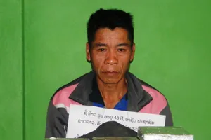 1 người Lào ôm 10 bánh heroin vào Việt Nam bị bắt