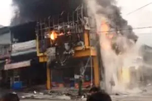 Đang cháy siêu thị ở Nghệ An