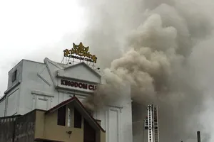 Cháy lớn gây nứt quán karaoke cao tầng
