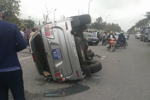 Toyota biển xanh bị lật sau khi tông xe Vios