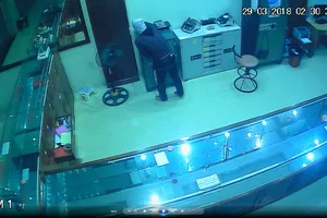 Đột nhập tiệm vàng từ lầu 4, tên trộm lấy gần 700 triệu
