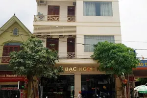 Video: Tên trộm bịt mặt đột nhập tiệm vàng lục lấy vàng