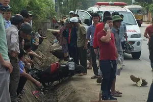 Xe buýt tông xe máy, 5 người thương vong 