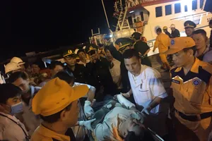 19 ngư dân bị tàu lạ đâm chìm đã về đến đất liền