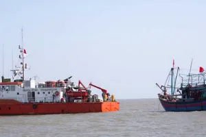 24 giờ đồng hồ tìm cứu 7 ngư dân trên biển