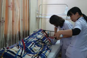 Xưng cha bệnh nhi, đánh bác sĩ và thực tập sinh đổ máu 