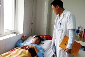 Kỷ luật thầy giáo tát trò bị phụ huynh đánh nhập viện 