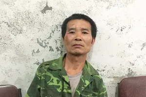 Kẻ trốn truy nã 13 năm ôm 5 khẩu súng chống cảnh sát