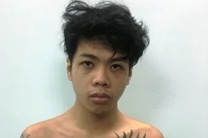 Trộm mật khẩu Facebook vợ bạn để lừa tiền