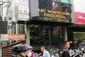 Đình chỉ cơ sở mầm non có cô giáo kẹp đùi, đánh trẻ 