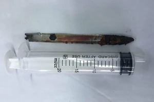 1 cảnh sát bị lưỡi dao găm trong người 11 năm 