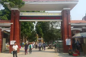 Người nhà bệnh nhân say rượu, lao xe vào bệnh viện quậy