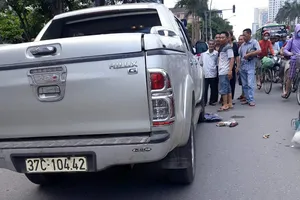 Tạm giữ tài xế lùi xe bán tải cán chết người 