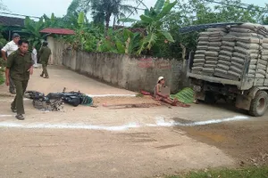 Bé 3 tuổi bị ô tô tông tử vong, người bà khóc ngất