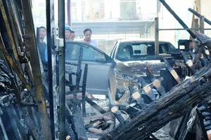 Cháy chợ lửa thiêu rụi xe hơi và nhiều ki-ốt
