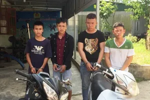 Một cảnh sát bị cướp chém thương tích