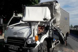 Cắt cabin xe đông lạnh cứu tài xế bị thương, mắc kẹt