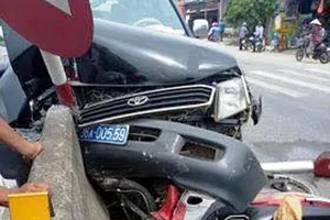 Ô tô biển xanh tông xe máy làm 2 người bị thương