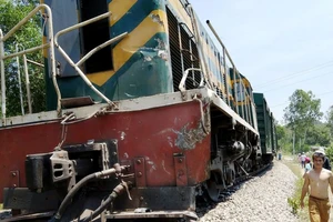 Tàu hỏa lại trật bánh sau cú tông văng xe tải ở Nghệ An