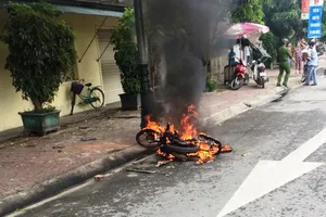 Côn đồ truy sát, thiêu rụi xe máy